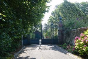 una puerta a una casa con entrada en Manoir Le Parc near Paris & Disneyland, en Villevaudé