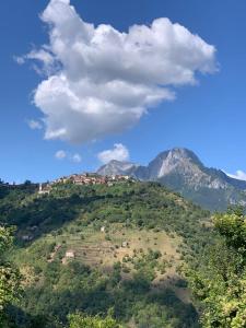 Une montagne avec une ville au sommet dans l'établissement Rifugio La Mestà, à Trassilico