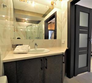Kúpeľňa v ubytovaní VIP Apartamenty Modrzejewska Residence