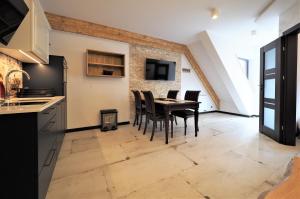 Kuchyňa alebo kuchynka v ubytovaní VIP Apartamenty Modrzejewska Residence