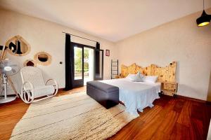 索维拉Villa Sunset - Maison entière的一间大卧室,配有一张床和一把椅子