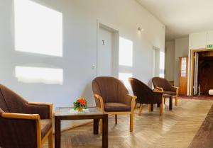 a waiting room with chairs and a table at Gasthaus in Gutenswegen