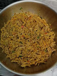 un wok lleno de fideos y otros alimentos en Farmvilla Homestay, en Kalpa