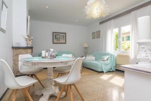 salon ze stołem, krzesłami i kanapą w obiekcie Construcciones Balaguer w mieście Mancor del Valle