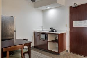 MySuites Lawton的厨房或小厨房