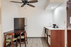 MySuites Lawton的厨房或小厨房