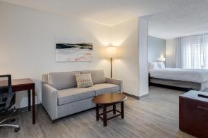 劳顿MySuites Lawton的配有沙发和床的酒店房间