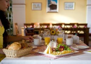 Opsi sarapan yang tersedia untuk tamu di Hotel u Špejcharu