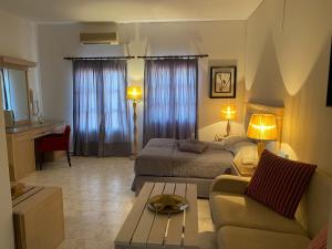A seating area at Arginonta Beach Apartments
