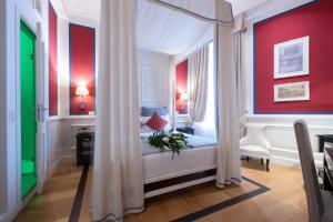 una camera con letto e pareti rosse di Hotel Bologna ***S a Verona