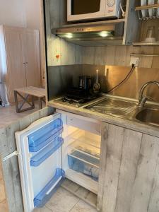 A kitchen or kitchenette at Arginonta Beach Apartments