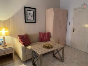 A seating area at Arginonta Beach Apartments
