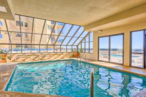 una gran piscina en un edificio con ventanas en Four Seasons Of Romar #101 East, en Orange Beach