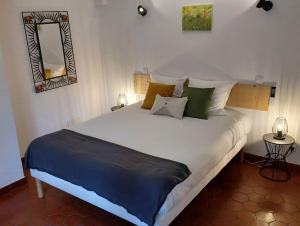 Un pat sau paturi într-o cameră la Hôtel Bel Valen