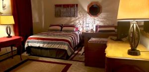 Ένα ή περισσότερα κρεβάτια σε δωμάτιο στο Mickelson Trail Treehouse Suite in the heart of the beautiful Black Hills