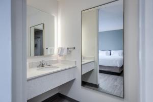 MySuites Lawton客房内的一张或多张床位
