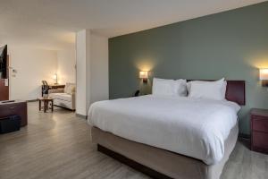 MySuites Lawton客房内的一张或多张床位