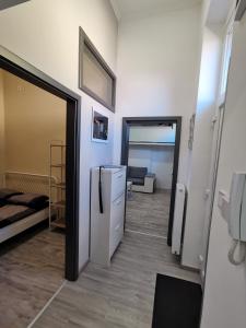 una camera con frigorifero e soggiorno di AApartman Exclusive a Pécs