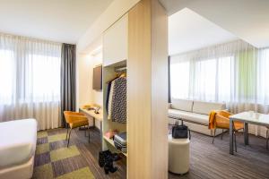 Habitación de hotel con cama y mesa en Mercure Milano Agrate Brianza en Agrate Brianza