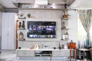 En TV eller et underholdningssystem på Muwah Palace villa