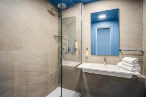 La salle de bains est pourvue d'un lavabo et d'une douche. dans l'établissement Mercure Milano Agrate Brianza, à Agrate Brianza