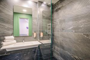 y baño con lavabo y ducha. en Mercure Milano Agrate Brianza en Agrate Brianza