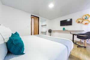 Televiisor ja/või meelelahutuskeskus majutusasutuses Ayenda Bee Hotel