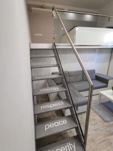 een metalen trap in een kamer met een bank bij AApartman Exclusive in Pécs