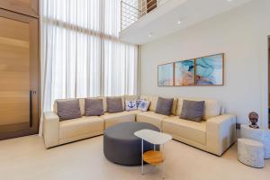 sala de estar con sofá y mesa en SA05 Excelente Casa 5 Suítes - Condomínio Reserva de Sauípe en Costa do Sauipe