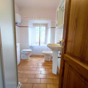 Баня в 3 bedrooms appartement with shared pool enclosed garden and wifi at Caprese Michelangelo