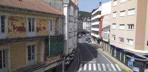 vistas a una calle de la ciudad con edificios en APARTAMeNTOS DON MANUEL A en Cee