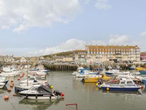 Un tas de bateaux sont amarrés dans un port dans l'établissement Flat 30, à West Bay