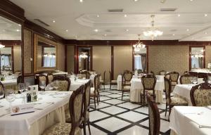 Um restaurante ou outro lugar para comer em Hotel Alameda Palace