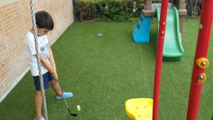 Bambini che soggiornano presso Express Inn Coronado & Camping