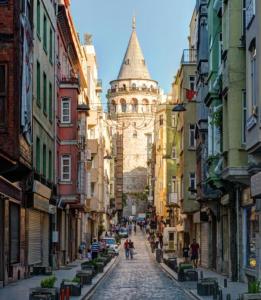 une rue de la ville avec un grand bâtiment au loin dans l'établissement Cozy Duplex House-Near Taksim-Home Design, à Istanbul