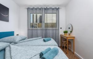 1 dormitorio con 2 camas y ventana en Apartment Barbara, 300m from the sea, en Poreč