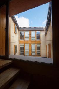 una ventana abierta con vistas a un edificio en María Pacheco Hotel Boutique, en Ávila