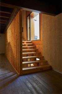 uma escada de madeira num quarto com uma janela em María Pacheco Hotel Boutique em Ávila