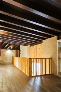 Cette grande chambre est dotée de murs en bois et de parquet. dans l'établissement María Pacheco Hotel Boutique, à Ávila