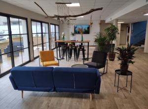 a living room with a blue couch and chairs at Villa Raphaëlle #1 Centre ville avec parking in Le Havre