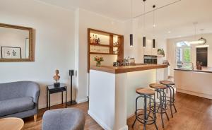 una cucina e un soggiorno con bar con sgabelli di 1899 - Das Ferienhaus a Wittmar