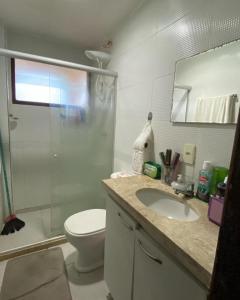 uma casa de banho com um WC, um lavatório e um chuveiro em Winterville Gravata Flat Residence em Gravatá
