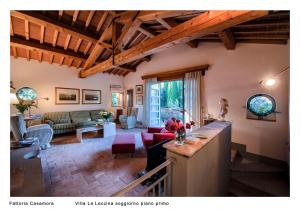 uma grande sala de estar com um sofá e uma mesa em Fattoria Casamora - Villa La Leccina em Pian di Scò