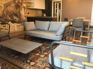 - un salon avec un canapé, une table et des chaises dans l'établissement Residenze Romano Ristorante & Spa - albergo diffuso - RED, à Foggia