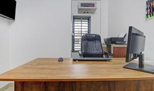 AlwayeにあるTreebo Trend Nirupama Apartmentのデスク、パソコン、椅子が備わるオフィス