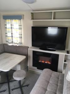 Μια τηλεόραση ή/και κέντρο ψυχαγωγίας στο Driftwood Cottage Port Haverigg Marina Village