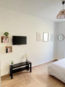 Μια τηλεόραση ή/και κέντρο ψυχαγωγίας στο 702 Studio cosy à proximité de Paris 20ème