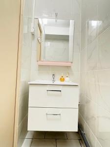 Ένα μπάνιο στο 702 Studio cosy à proximité de Paris 20ème