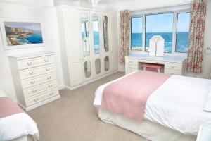Postel nebo postele na pokoji v ubytování Weymouth Bay Apartment C