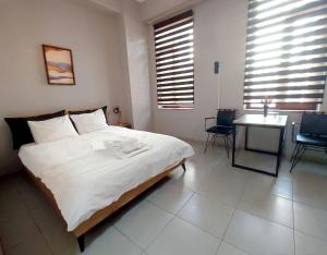 Säng eller sängar i ett rum på Cozy big room near Taksim R4- Home design